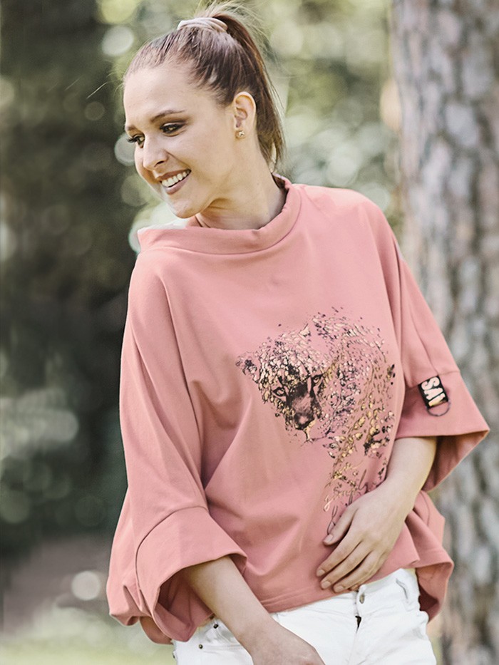 Bluza tuszująca brzuszek i biust, luźna oryginalna forma w kolorze przydymionego różu Bee Collection Niren