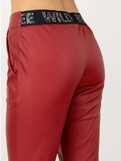 Czerwone spodnie z imitacji skóry, w stylu sportowej elegancji, Bee Collection Bea