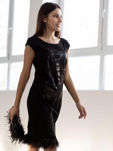 Prosta, klasyczna sukienka z czarnymi piórami, z rękawkiem, w kolano Bee Collection Jowita