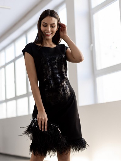 Kobieca, koktajlowa sukienka z piórami, czarna, midi, lekko dopasowana, elegancka Bee Collection Jowita