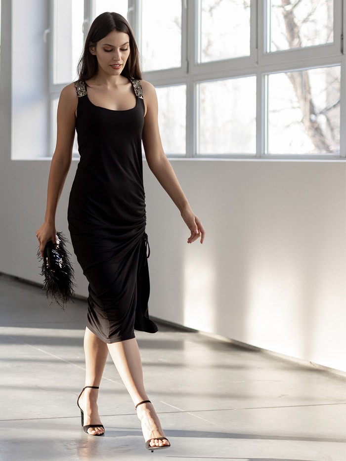 Czarna casualowa sukienka z eleganckimi ramiączkami z cekinów, wiskoza Bee Collection Simmi
