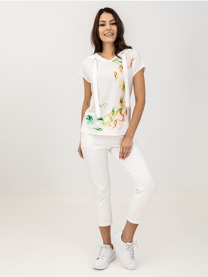 Elegancja w sportowym wydaniu białej bluzki z kapturem i nadrukiem Bee Collection Dym