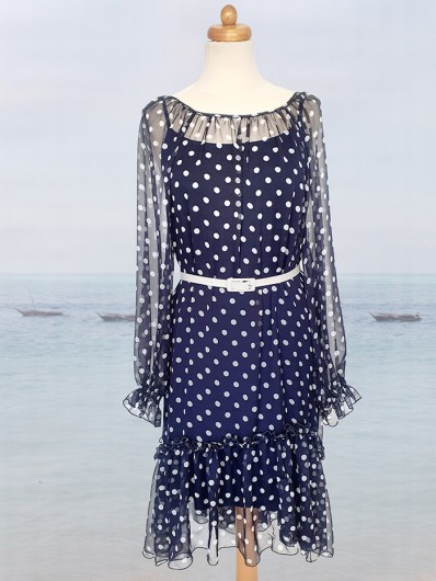 Luźna, tuszująca sukienka z szyfonu w groszki Bee Collection Zephir