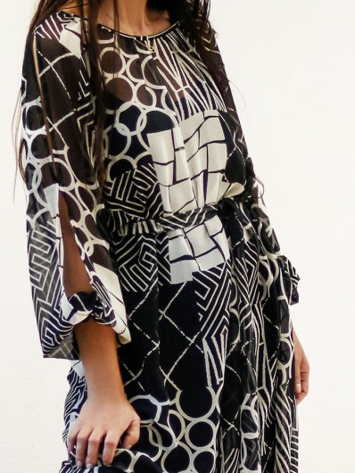 Minimalistyczna czarno biała suknia w abstrakcyjny nowoczesny nadruk z szyfonu z rękawem midi Bee Collection Czad